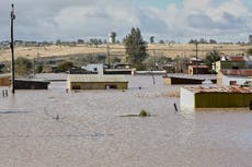 Rescatistas en Sudáfrica buscan desaparecidos tras inundaciones que dejaron al menos 49 muertos