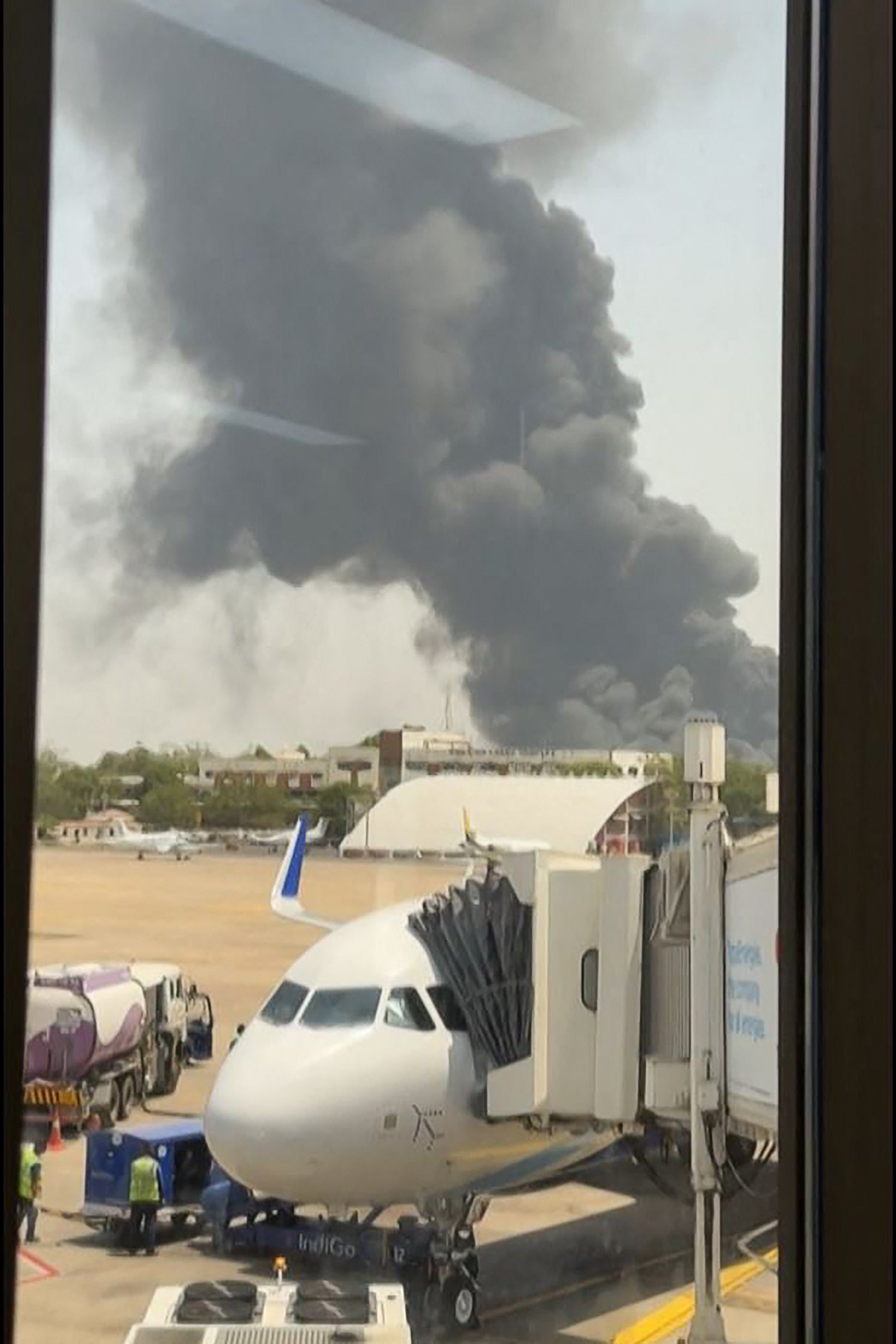 Se observan enormes nubes de humo desde el aeropuerto