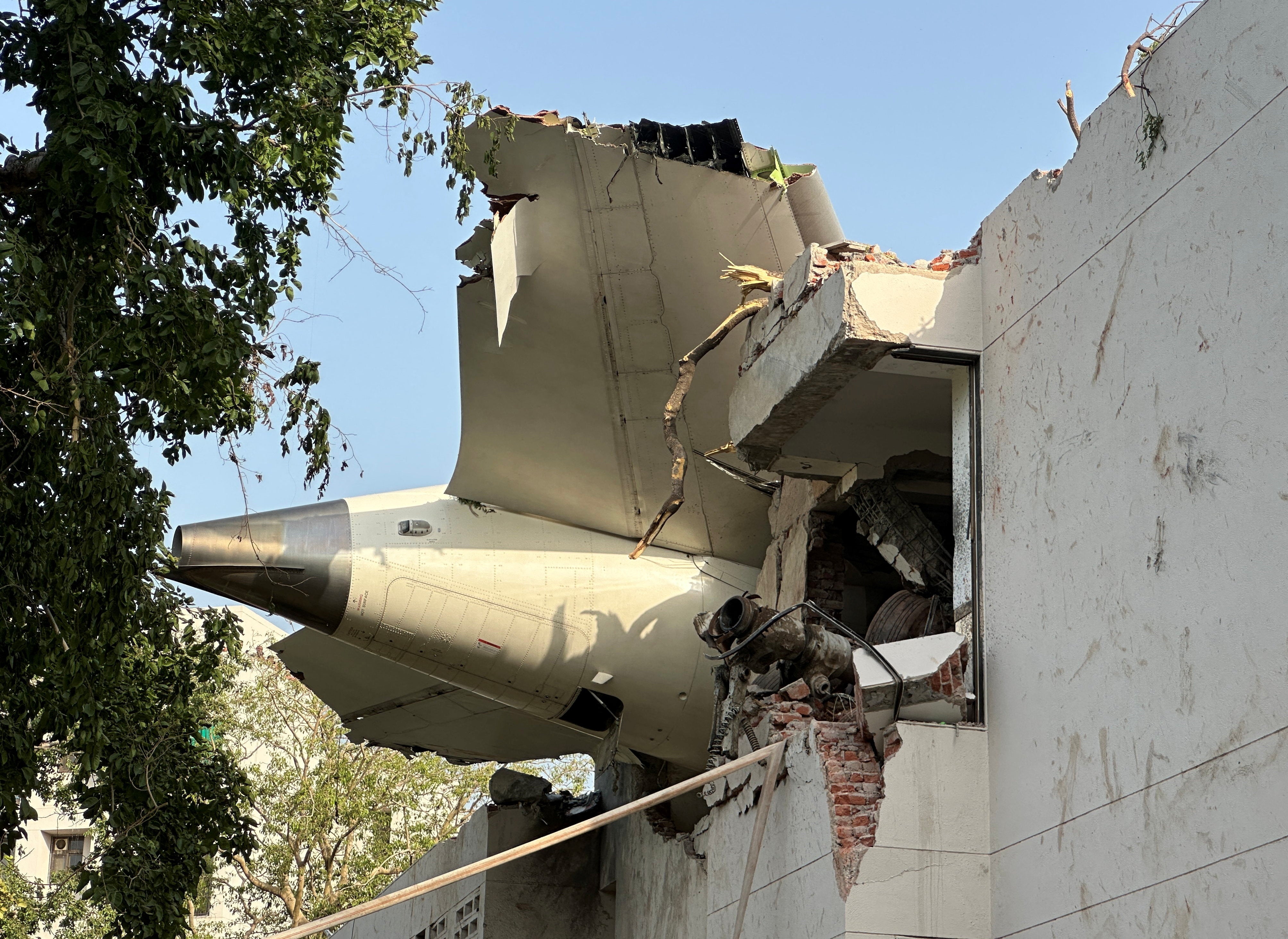 Tras el accidente, la cola del Boeing 787 Dreamliner de Air India quedó incrustada en un edificio