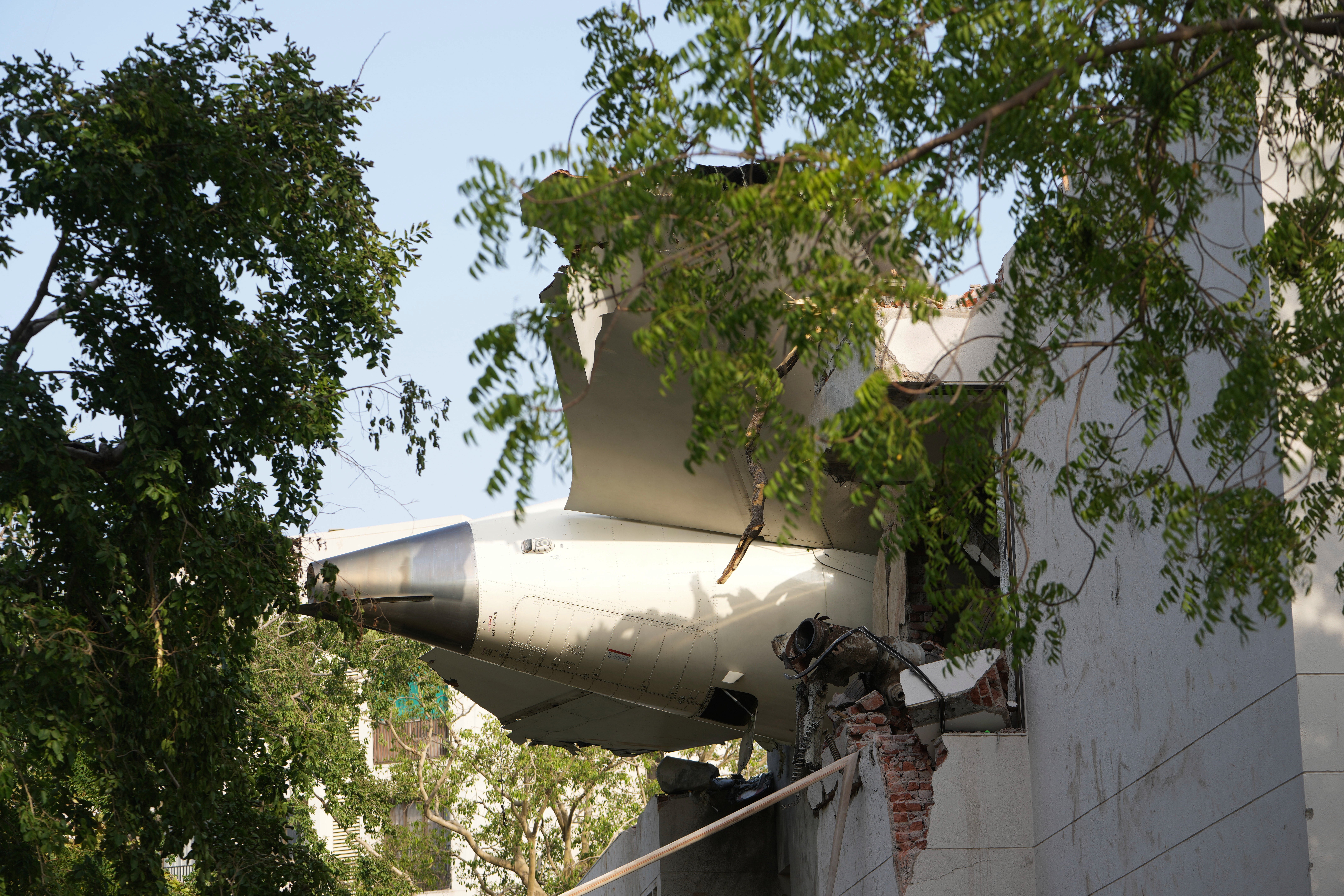 La cola del avión podía verse sobresaliendo del edificio siniestrado tras el accidente