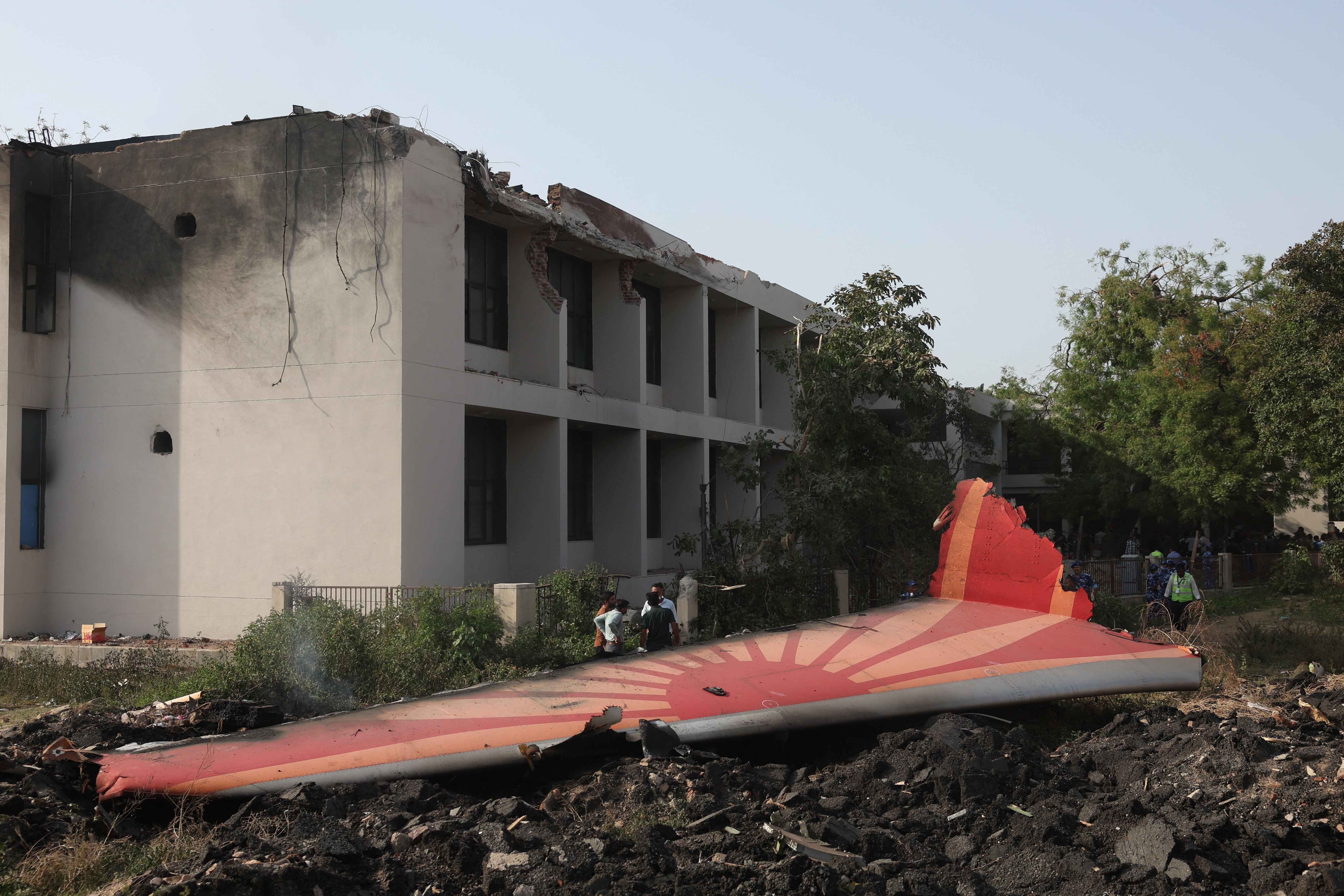 Los restos del avión yacen en el suelo junto al edificio del hostal