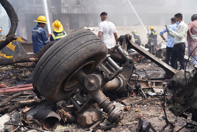 <p>Escombros en el sitio donde se estrelló un avión cerca del Aeropuerto Internacional Sardar Vallabhbhai Patel, en Ahmedabad, Gujarat, al oeste de la India, el 12 de junio de 2025</p>