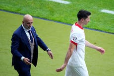 Entrenador de Polonia renuncia tras disputa con la estrella Robert Lewandowski