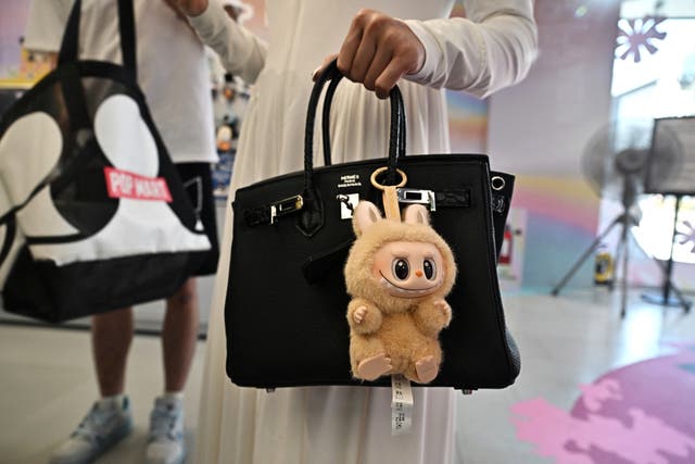 <p>Labubu es una línea de figuras coleccionables con aspecto de monstruos, producida por la compañía china Pop Mart. En solo un año, estos curiosos personajes provocaron una auténtica locura a nivel mundial.</p>