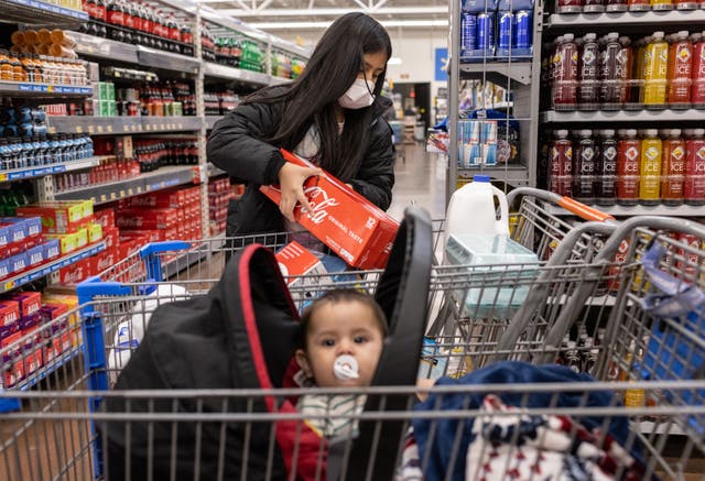 <p>Coca-Cola y otras grandes marcas han experimentado una reciente caída en sus ventas, lo que atribuyen en parte a un cambio en la conducta de consumo de la población hispana. Es probable que una de las razones se relacione con el “temor a las redadas del ICE”, aseguró un ejecutivo.</p>