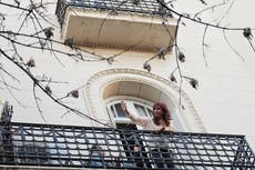 Argentina: policía retira estructuras montadas en torno de vigilia en apoyo a expresidenta Fernández