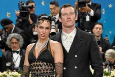 Dua Lipa confirma su compromiso con el actor Callum Turner tras meses de especulaciones