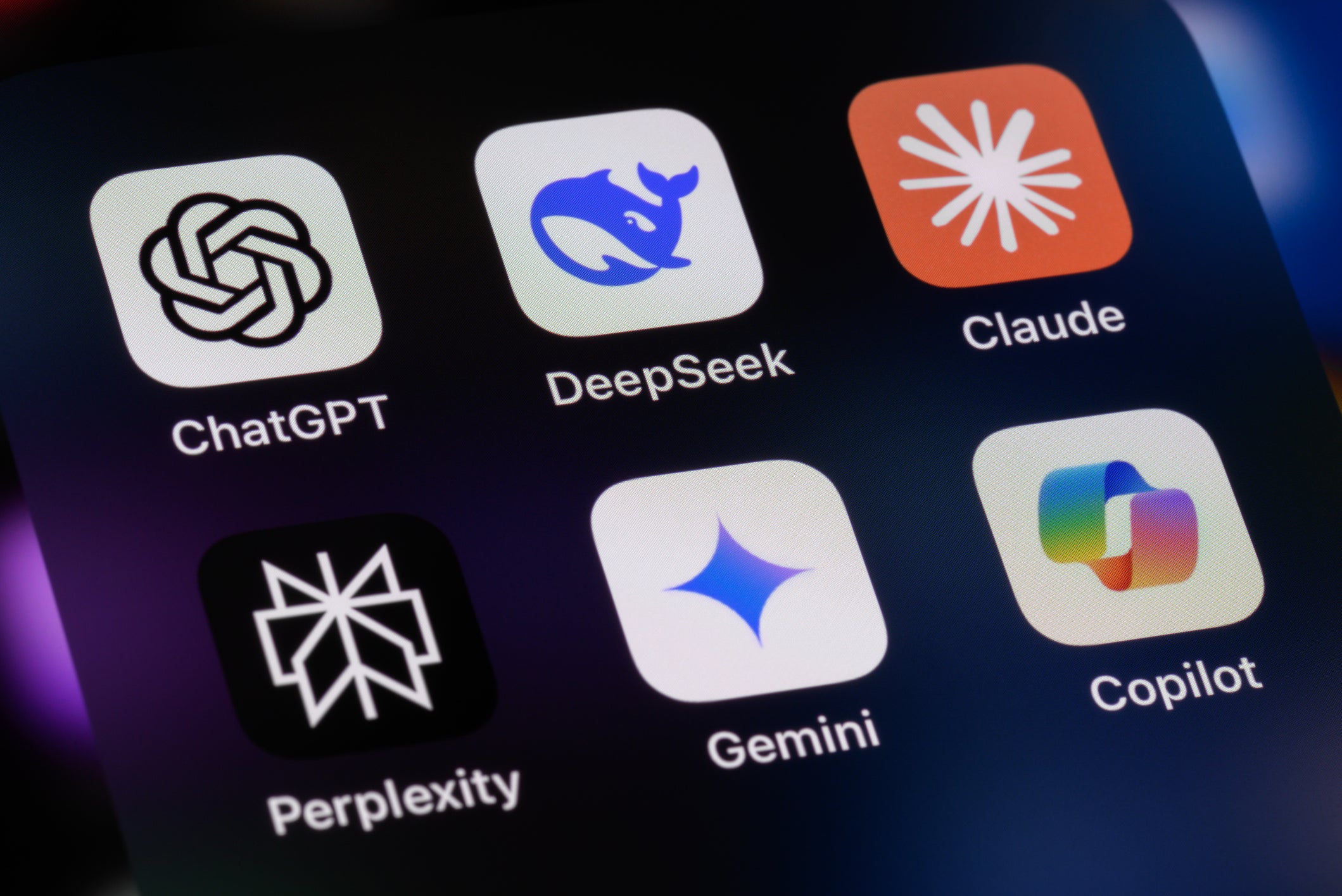 Pantalla de un smartphone con aplicaciones de asistentes de inteligencia artificial —entre ellas ChatGPT, DeepSeek, Claude, Perplexity, Gemini y Copilot— en Toronto, Canadá, el 27 de enero de 2025