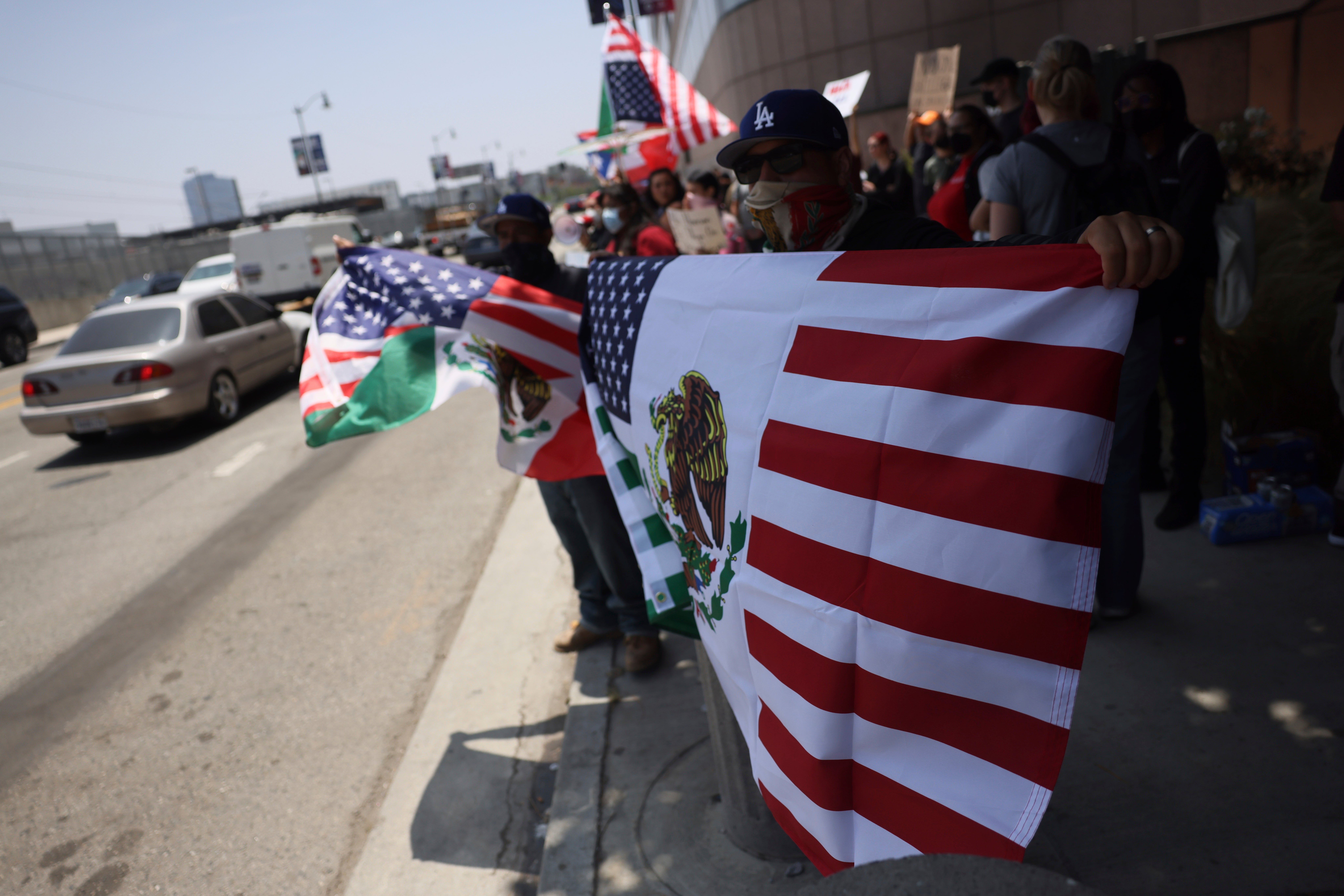 Aumentan protestas en EEUU contra redadas de inmigración; se producen arrestos y toques de queda
