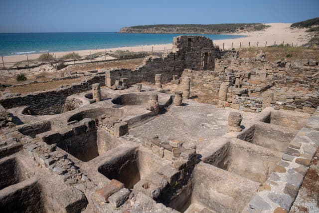 <p>Ruinas de antiguas fábricas de salazón de pescado en el yacimiento arqueológico romano de Bolonia, en el sur de España</p>