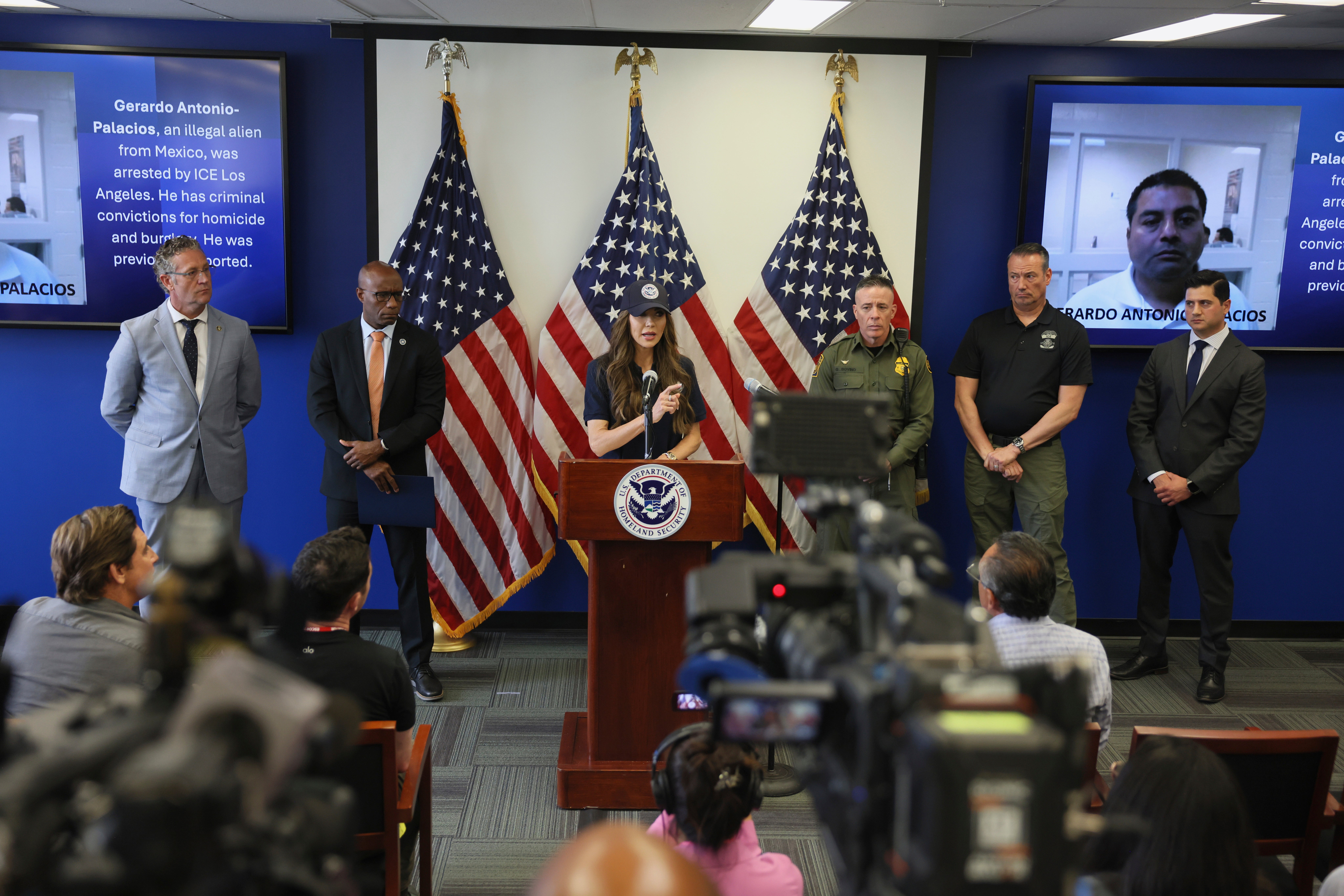 La secretaria de Seguridad Nacional, Kristi Noem, al frente de una rueda de prensa por las recientes protestas en Los Ángeles el 12 de junio de 2025