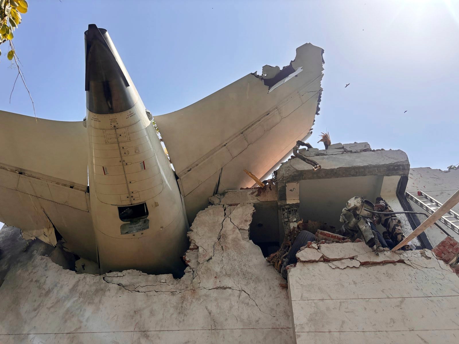 Esta foto compartida por la Fuerza Central de Seguridad Industrial de la India (CISF) muestra restos de un avión que se estrelló en la ciudad noroccidental india de Ahmedabad, en el estado de Gujarat, el jueves 12 de junio de 2025