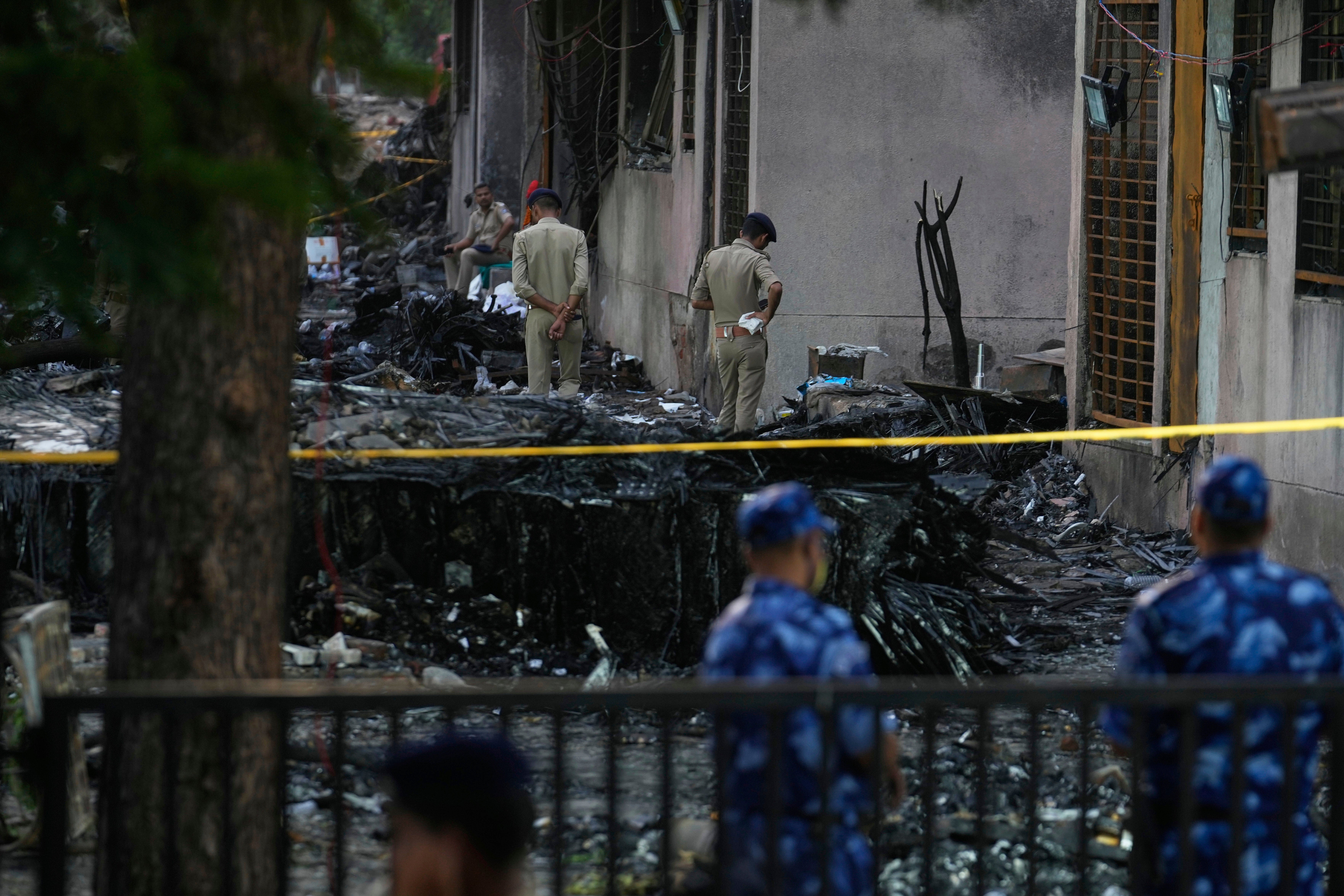 Autoridades indias inician investigación de accidente de Air India y Modi visita el lugar