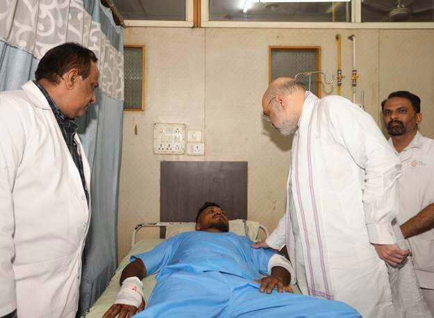 El ministro del interior de la India, Amit Shah, se reúne con Vishwash Kumar Ramesh, superviviente del accidente aéreo británico, en un hospital de Ahmedabad
