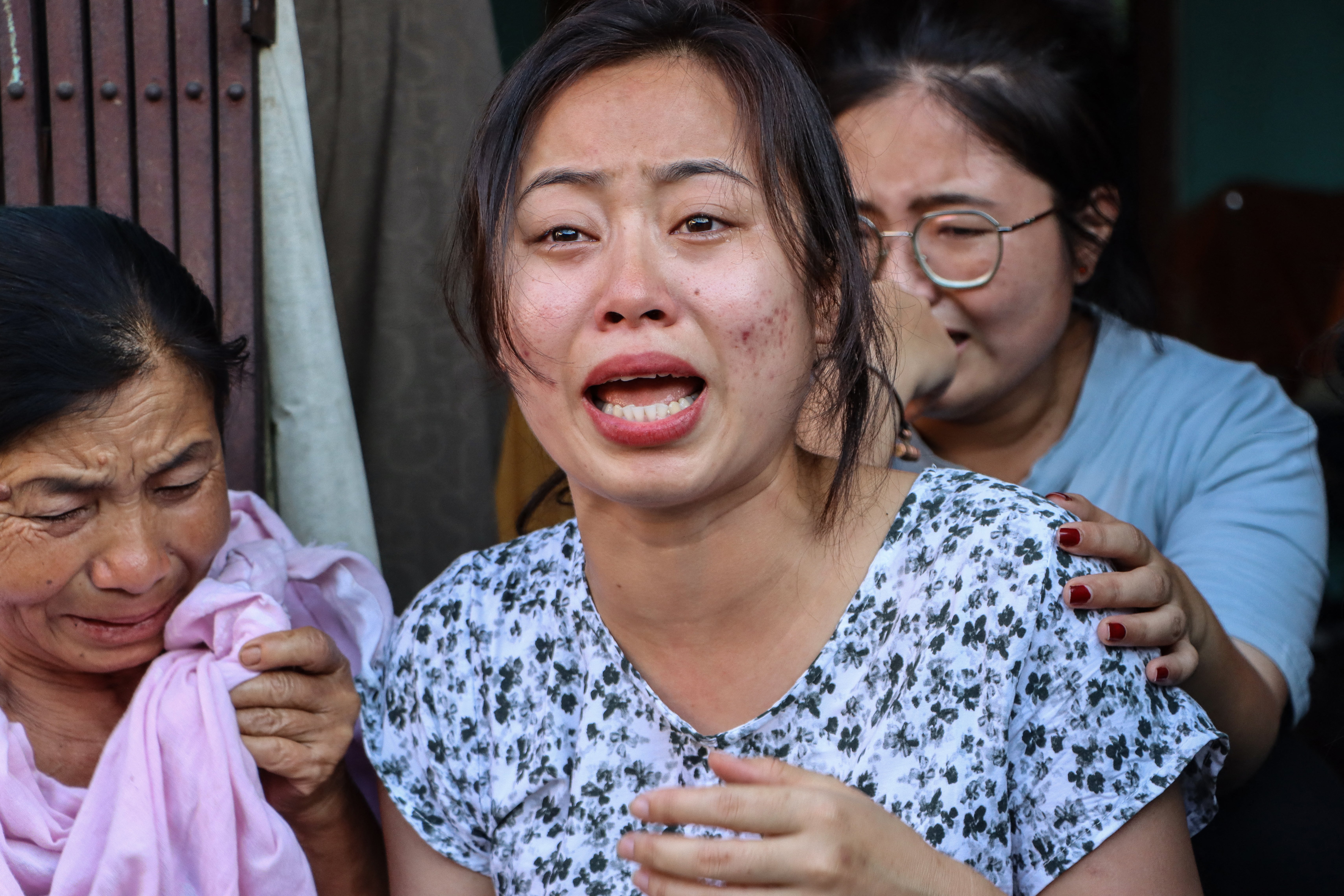Los familiares de una de las tripulantes del AI 171 lloran en su casa de Thoubal Mayai Leikai, en el estado nororiental indio de Manipur