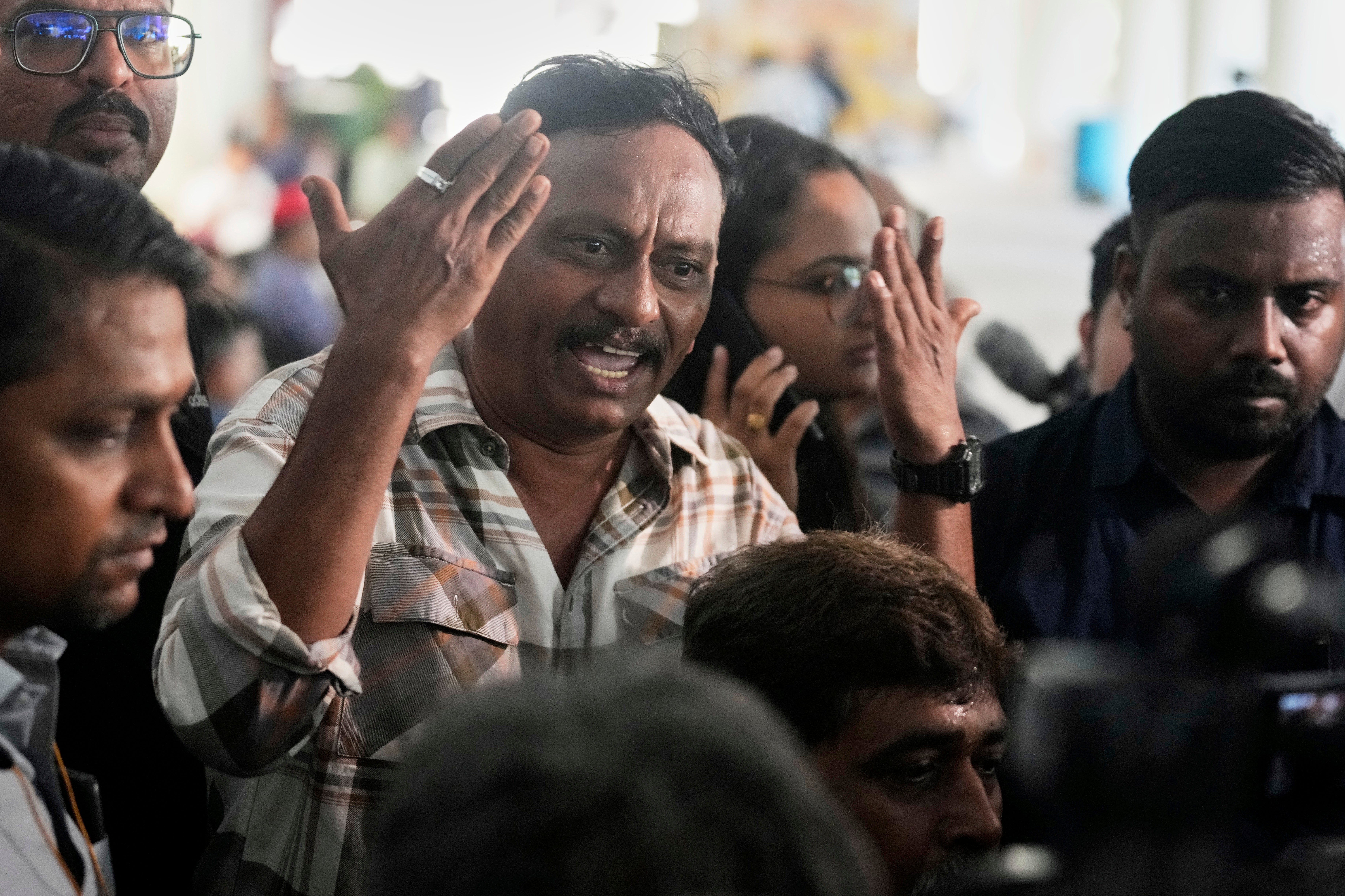 Suben a 270 los muertos en accidente aéreo en India mientras los rescatistas hallan más cuerpos