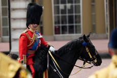 Carlos III de Inglaterra guarda minuto de silencio por la tragedia de Air India en desfile anual