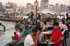 Ataques israelíes dejan al menos 20 muertos mientras miles de palestinos buscan comida