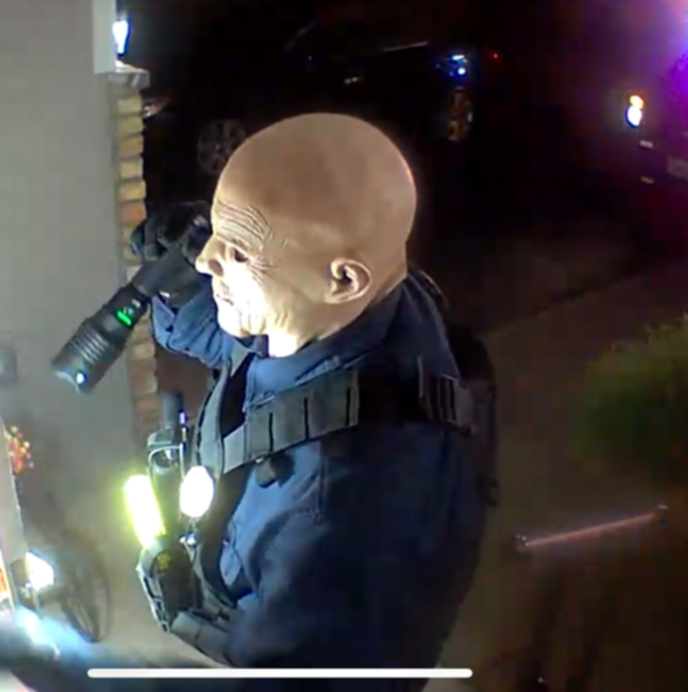 Al parecer, Boelter llamó a la puerta haciéndose pasar por agente de policía y llevaba una máscara