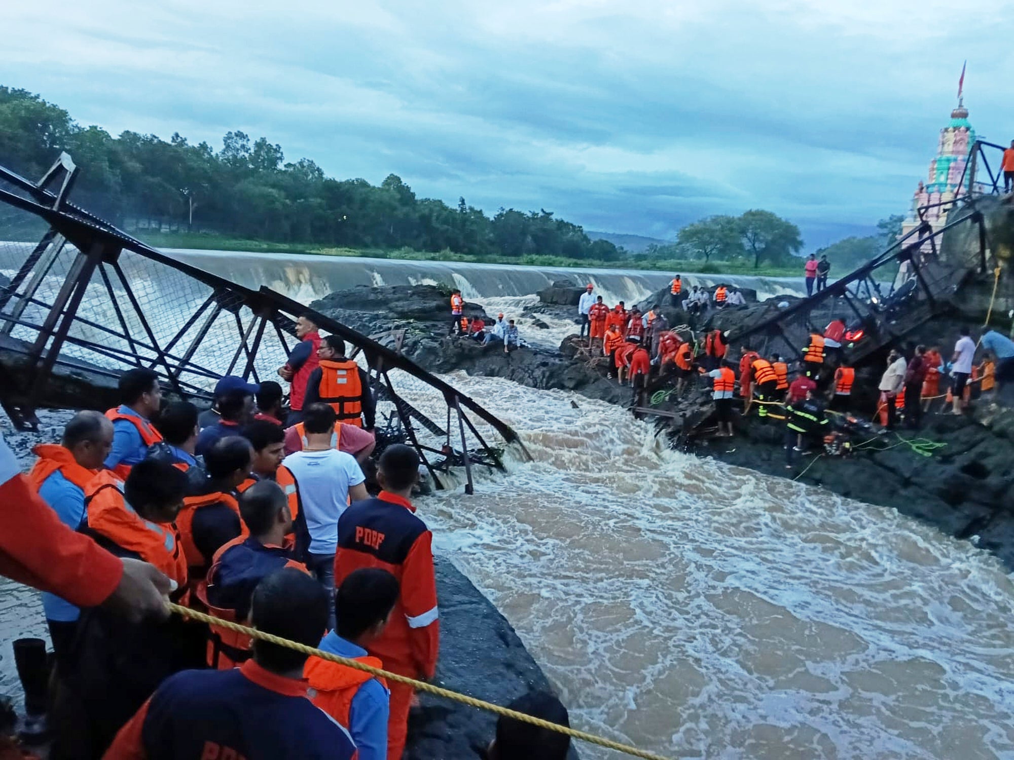 INDIA PUENTE DERRUMBADO