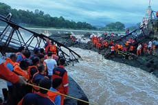 Dos muertos y 32 heridos tras colapso de puente en destino turístico en India