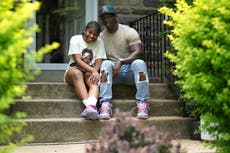 Padres de raza negras muestran su apoyo a sus hijos con autismo y su respaldo entre ellos