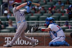 McMahon conecta jonrón decisivo en la séptima y Rockies vencen 10-1 a Bravos