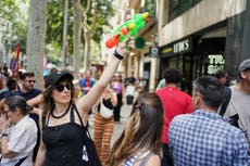 Españoles usan pistolas de agua contra turistas en Barcelona y Mallorca por turismo masivo