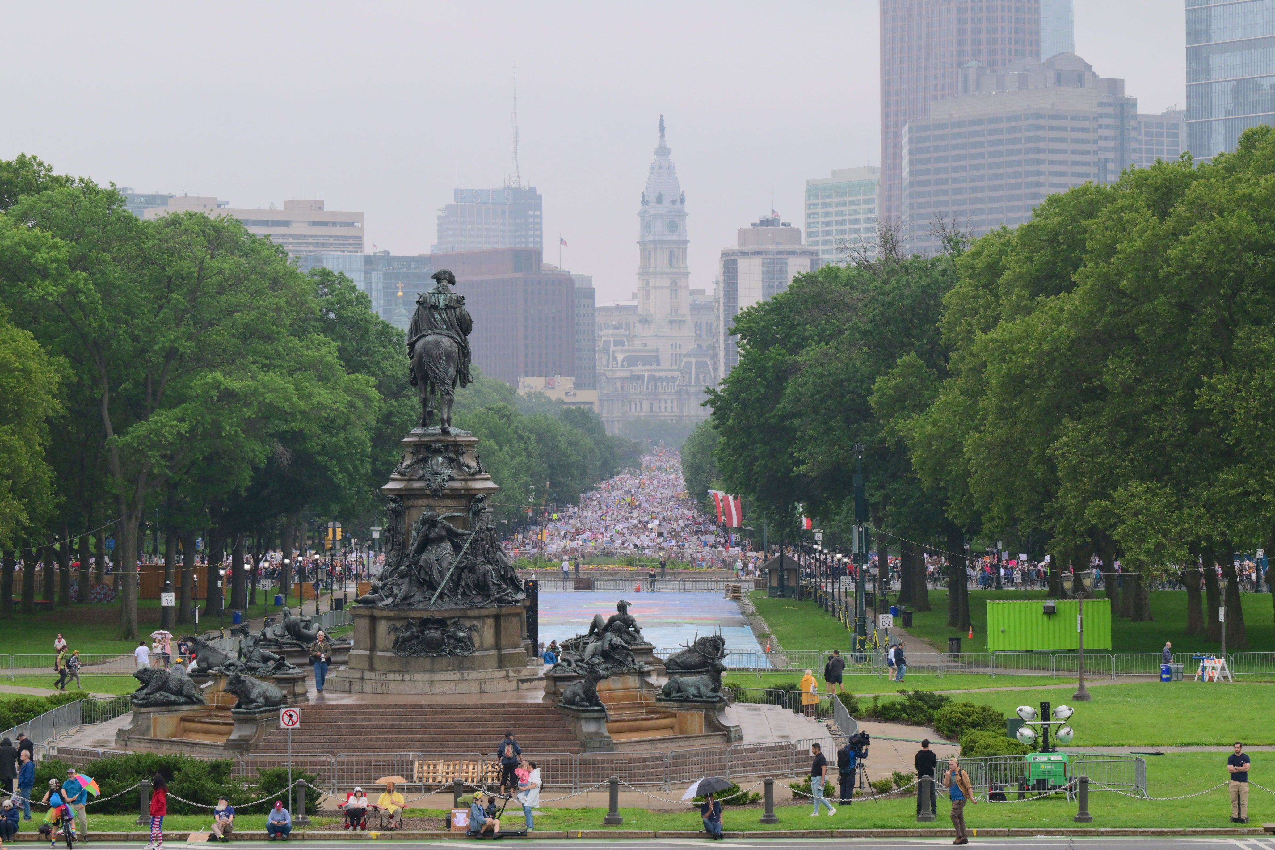 Las protestas “No Kings” congregaron a decenas de miles de personas en ciudades de todo el país, como Filadelfia (foto), Los Ángeles, Nueva York y Chicago