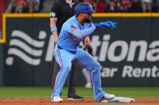 Rocker recibe ayuda del jugo de pepinillos en victoria de Rangers 2-1 sobre Medias Blancas
