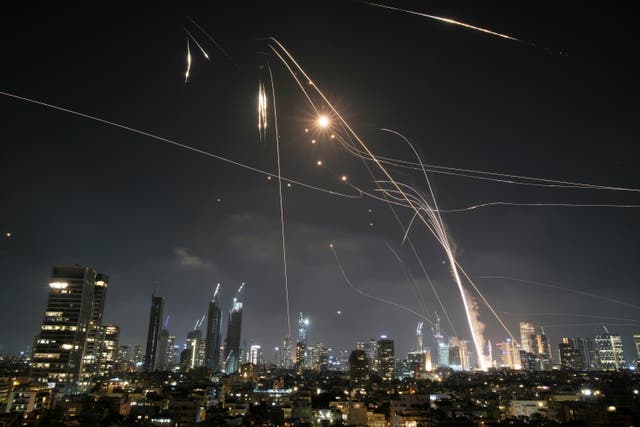 <p>El sistema israelí de defensa antiaérea, conocido como la Cúpula de Hierro, dispara para interceptar misiles sobre Tel Aviv</p>