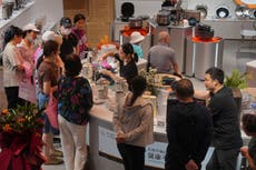 Las ventas minoristas suben en China mientras los aranceles afectan a la producción industrial