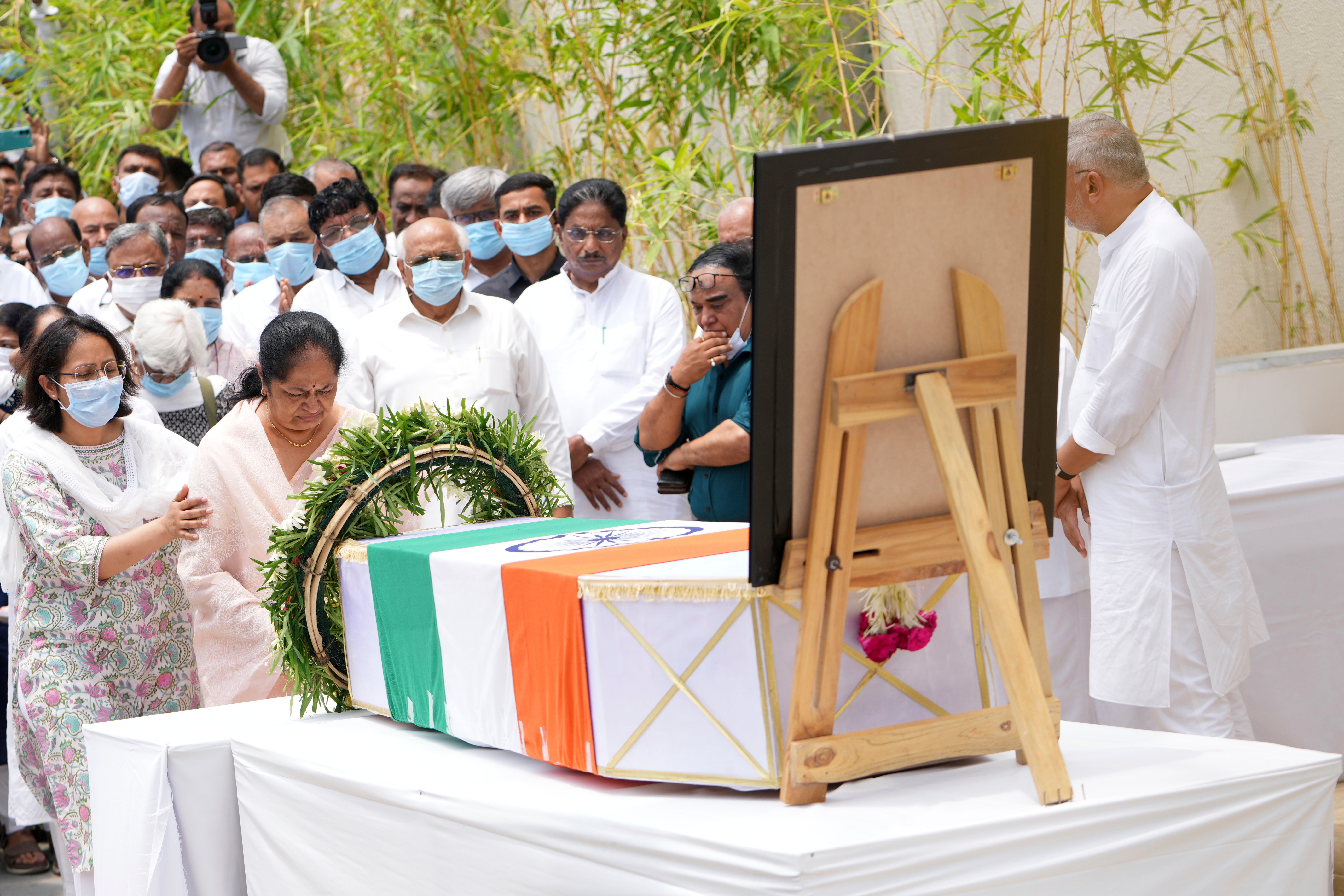 Anjali Rupani, segunda a la izquierda, esposa del exministro jefe de Gujarat, Vijay Rupani, víctima del accidente aéreo de Air India del jueves, presenta sus respetos tras recibir su cuerpo en un hospital de Ahmedabad, India, el lunes 16 de junio de 2025