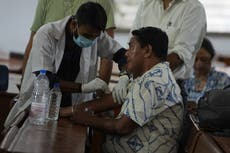 Un avión cayó en una residencia de médicos en India. Los sobrevivientes atendieron a los heridos