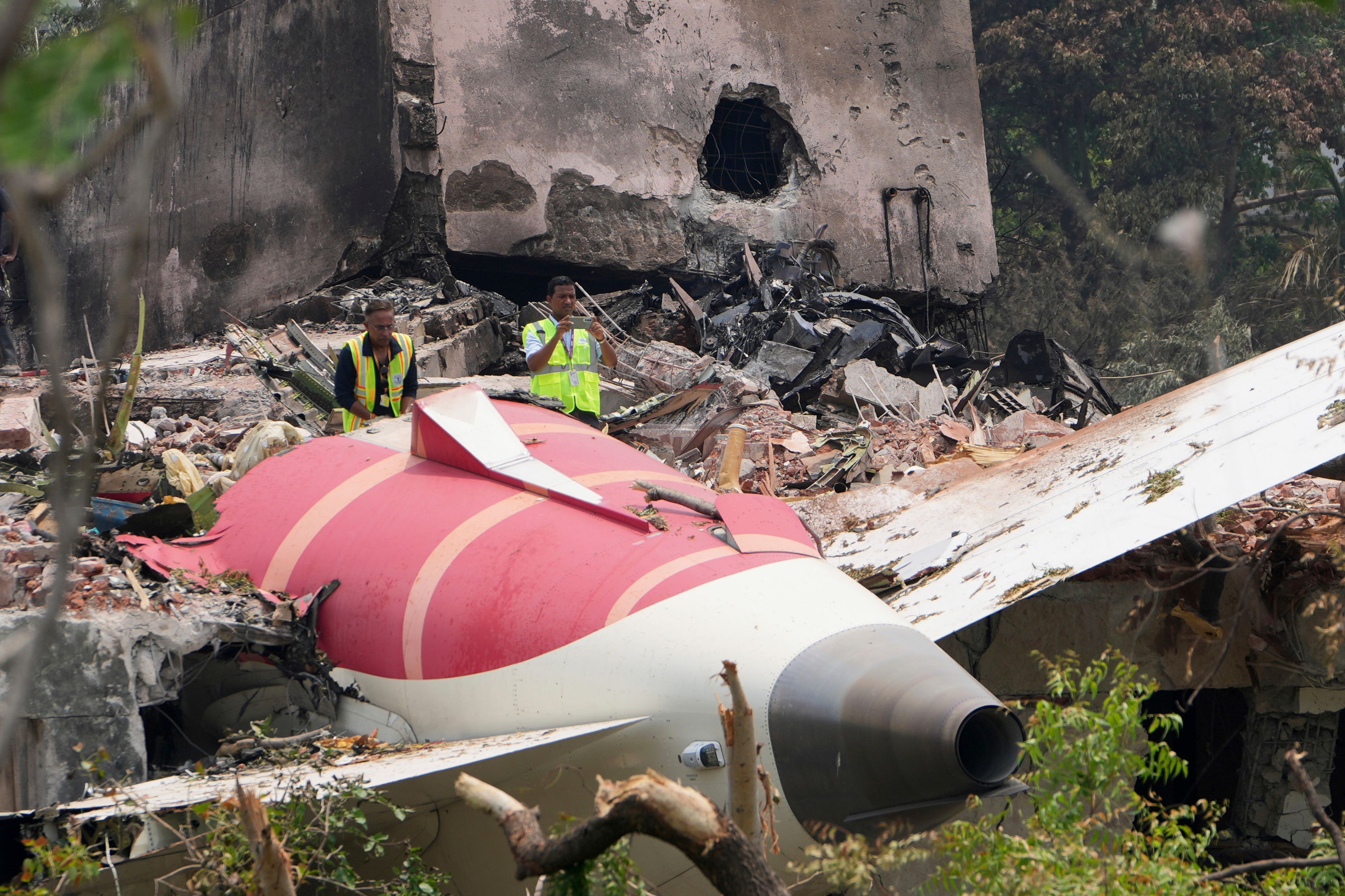 Investigadores inspeccionan el sitio del accidente del avión de Air India en Ahmedabad, India, ocurrido el 13 de junio de 2025
