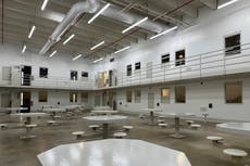 ICE usa contratos sin licitación, que benefician a grandes firmas, para obtener camas para detención