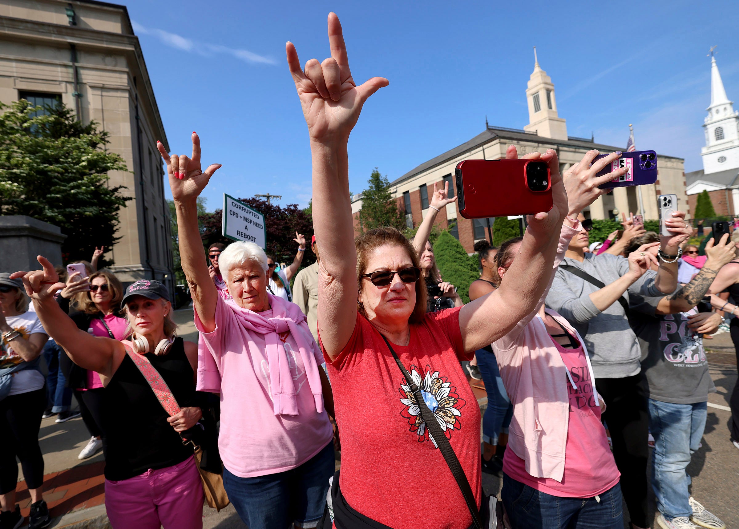 Simpatizantes de Karen Read se concentraron frente a las puertas del juzgado durante los días del juicio