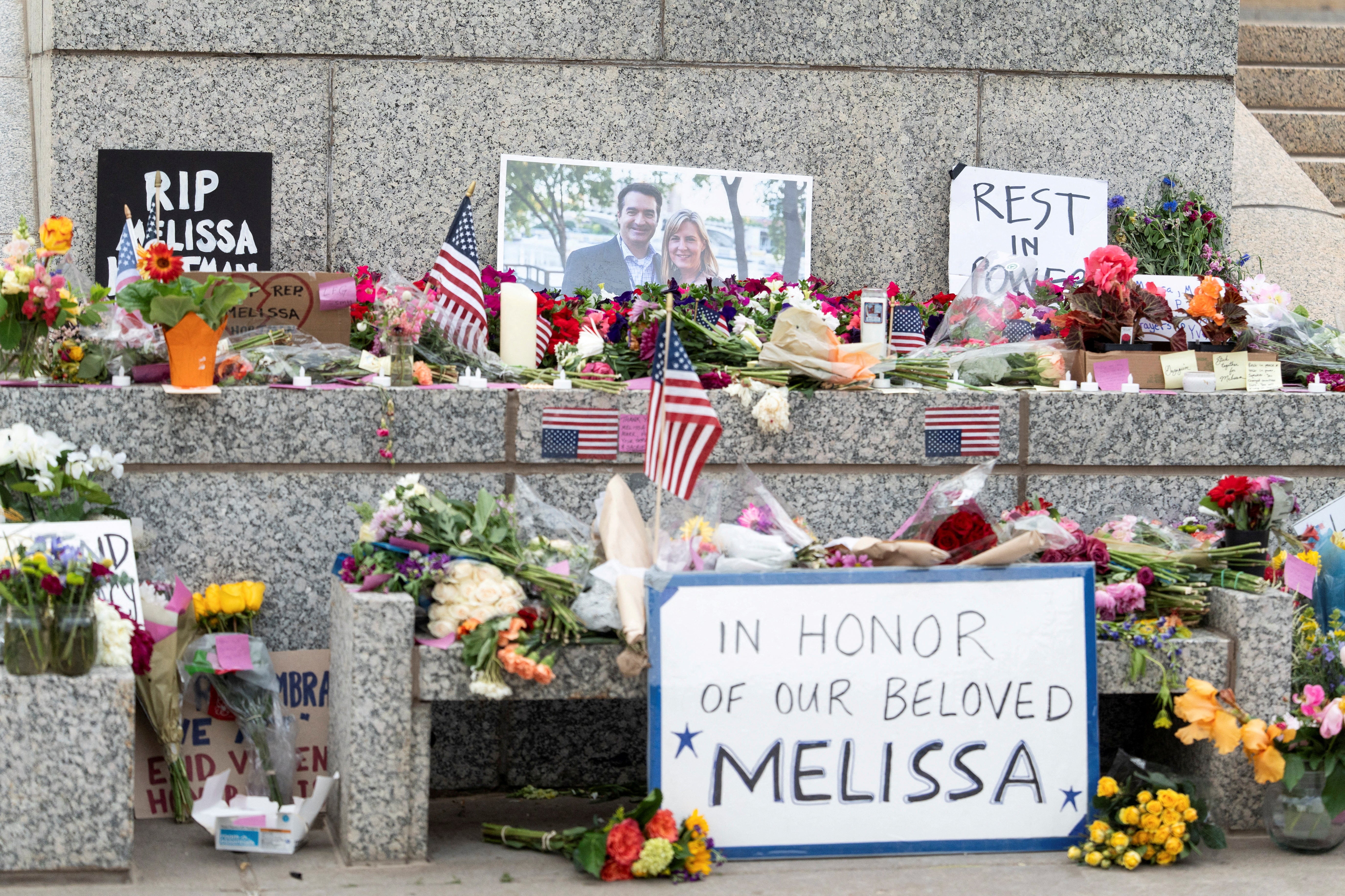 Flores y mensajes manuscritos adornan la base de una estatua en homenaje a la legisladora demócrata Melissa Hortman y a su esposo, Mark