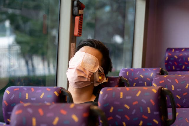 <p>Pasajero durmiendo en un autobús</p>