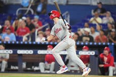 Trea Turner abre juego con jonrón y ayuda a los Filis a vencer 5-2 a los Marlins