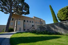 El papa León retoma tradición papal y escapa calor de Roma en Castel Gandolfo