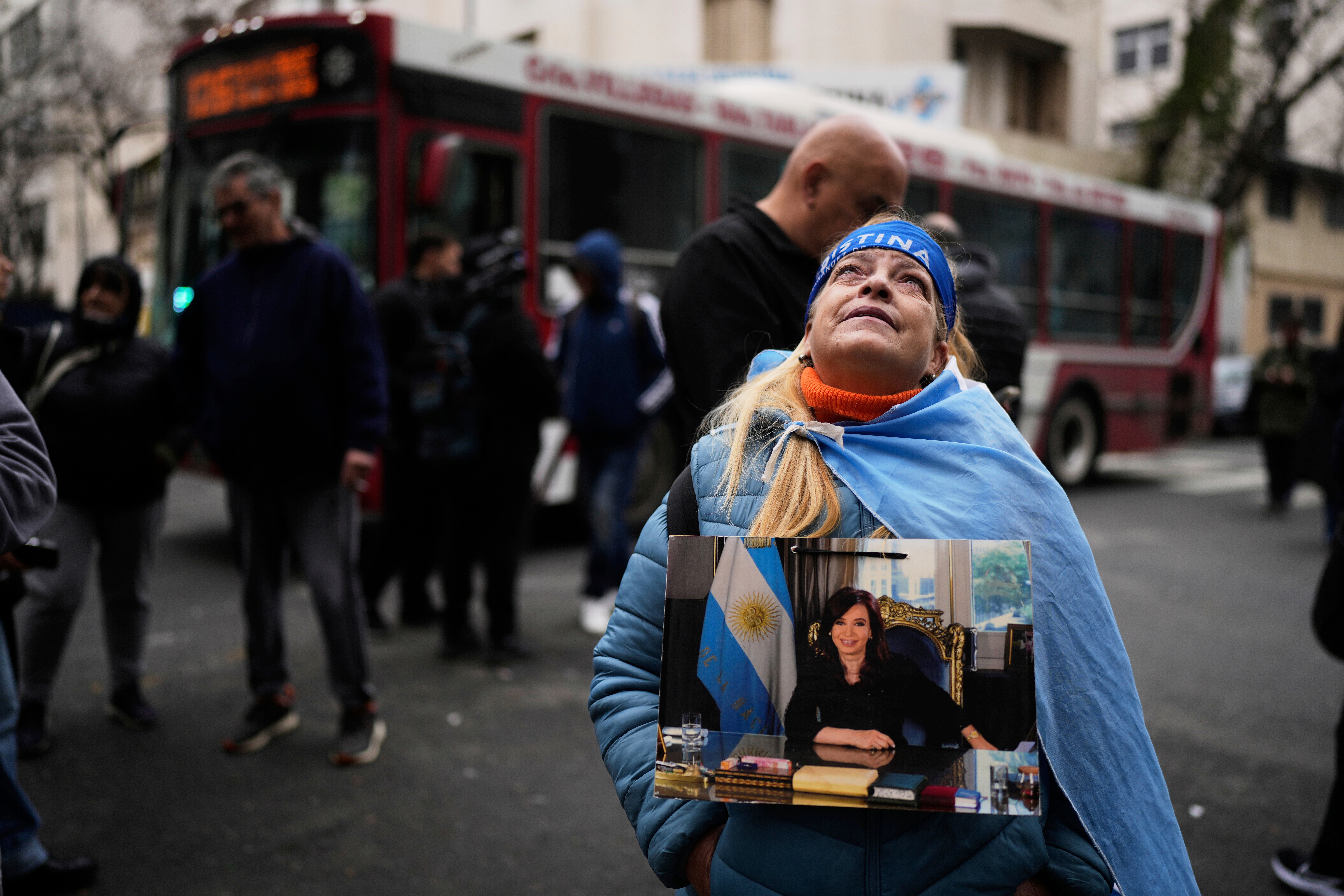 Fiscales argentinos en contra de que exmandataria Fernández cumpla condena de cárcel en su domicilio