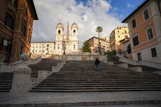 Hombre de 80 años conduce carro por escaleras de Plaza de España en Roma y queda atascado