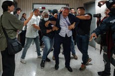 Contralor de NY es arrestado frente a tribunal de inmigración