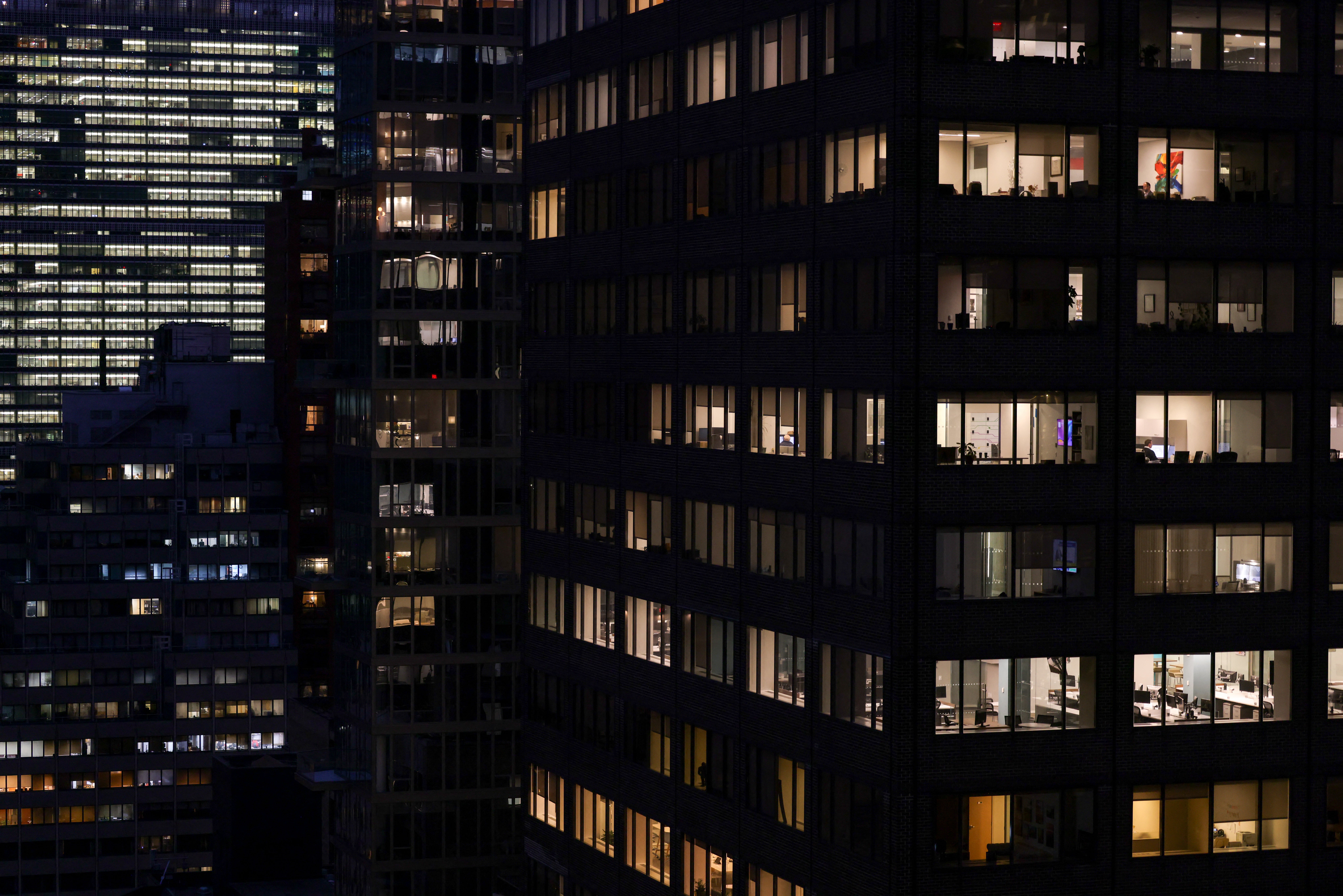 Un nuevo estudio revela que los empleados trabajan hasta altas horas de la noche para ponerse al día con reuniones y correos electrónicos