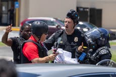 Periodista hispano que documenta redadas migratorias en EEUU podría ser deportado tras ser detenido