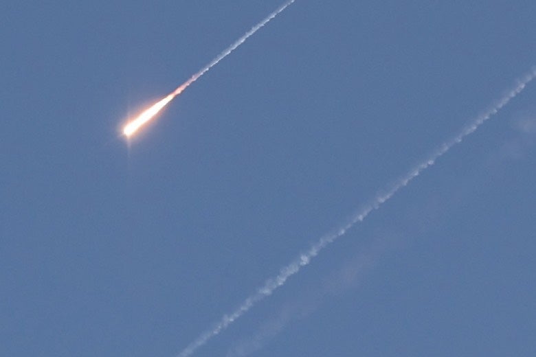 Un proyectil cruza el cielo sobre Jerusalén