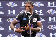 Quarterback de Ravens Lamar Jackson defiende a Mark Andrews tras críticas por los playoffs