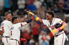 Elevado de sacrificio de Riley en la 10ma da la victoria a Bravos, 5-4 sobre Mets