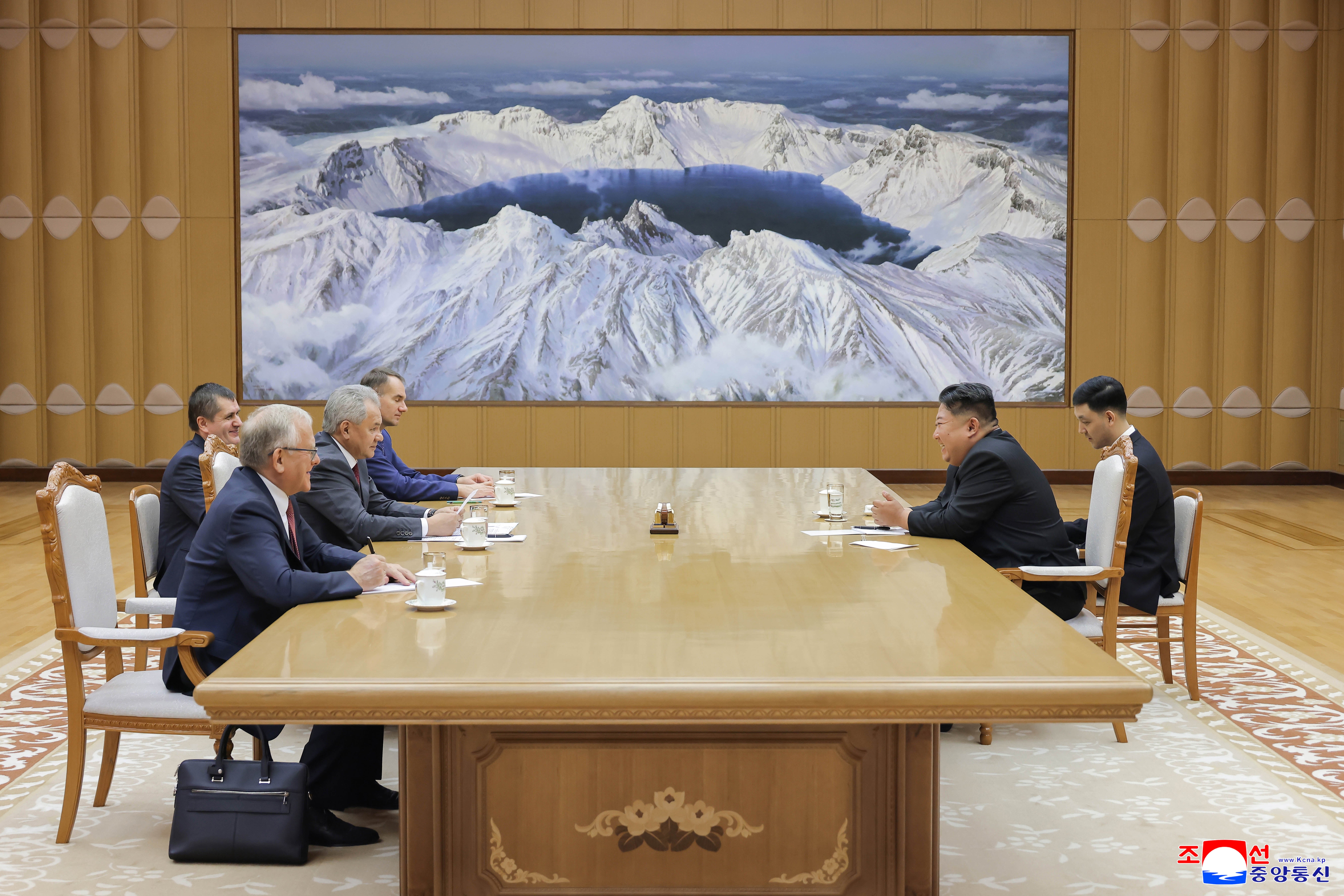 Kim Jong-un se reúne con Serguéi Shoigú en Pyongyang